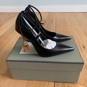 Tom Ford Black Pad lock pumps - size 39/9